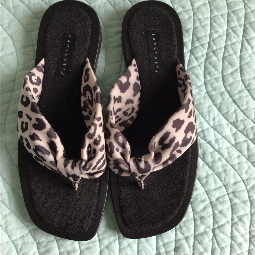 Sanctuary Muse animal print thong sandals New